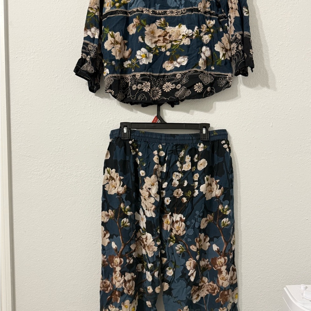 Signals Floral Two-Piece Rayon Pajama Set in Blue and White size Large